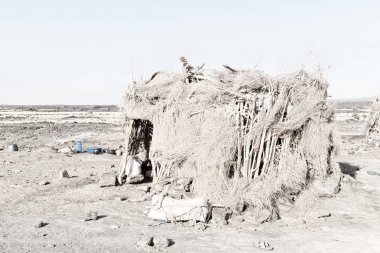 Etiyopya Afrika'da insanların taş çöldeki zavallı bir eve