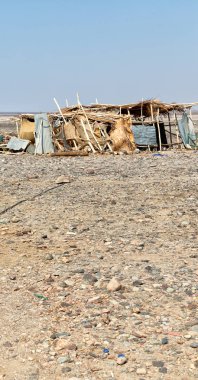  taş insan zavallı bir eve çölde 