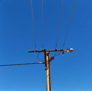 güç hattı açık havada elektrik direği ile