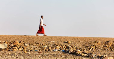  gökyüzüne danakil Etiyopya Afrika bir yürüyen adam 