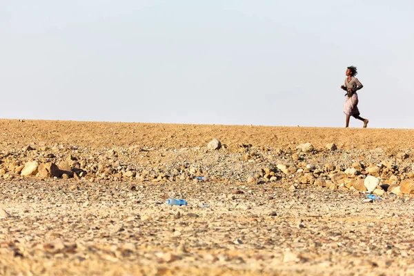 埃塞俄比亚 达纳吉尔凹地 2018年1月 在岩石沙漠中行走的无名男子 — 图库照片