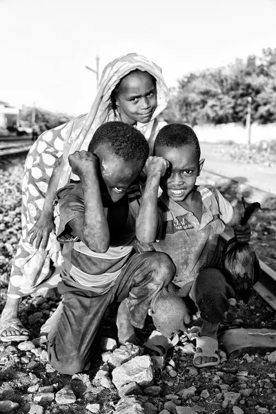 Африка рядом с железной дорогой неопознанные маленькие дети — стоковое фото