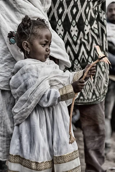 В lalibela ethiopia молодая девушка на празднике — стоковое фото