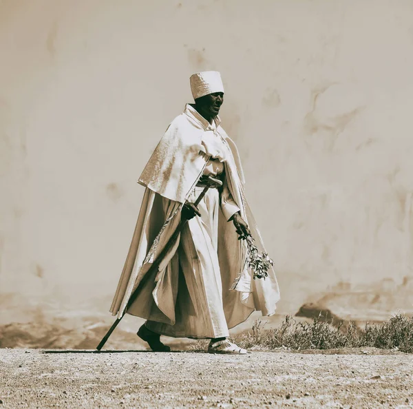 Ефіопія, Лалібела-Circa грудня 2017 - невідомі священик ходьби — стокове фото