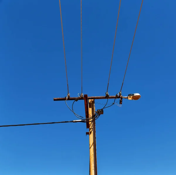 Hochspannungsleitung mit Strommast im klaren Himmel — Stockfoto