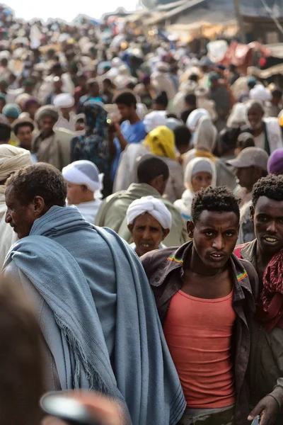 A lalibela etiopia folla di persone nella celebrazione — Foto Stock