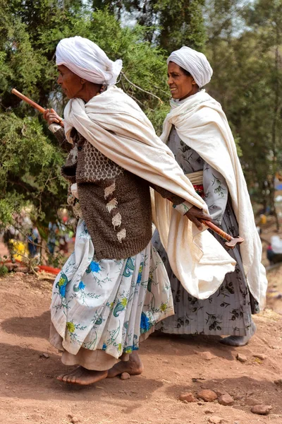 I lalibela Etiopien en kvinna i firandet — Stockfoto