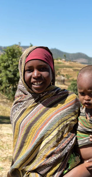 Lalibela Etiyopya'da kutlama genç bir anne — Stok fotoğraf