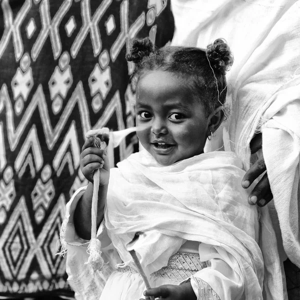 En lalibela ethiopia una joven en la celebración — Foto de Stock