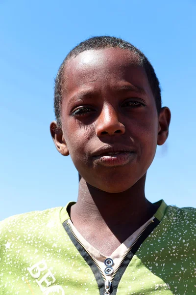 En ethiopie afrique jeune garçon sur le marché des chameaux — Photo