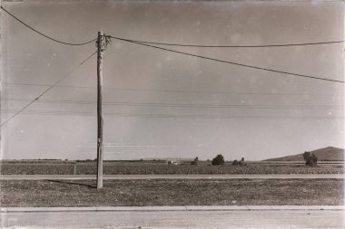 güç hattı açık havada elektrik direği ile