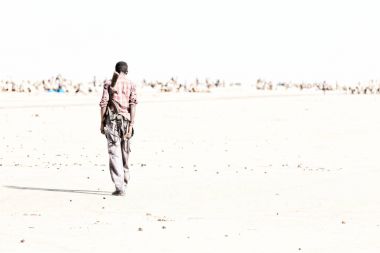  siyah bir asker ve silahını yatılı arıyorsunuz