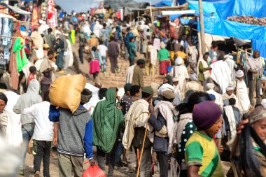 piyasada celebratio insanlarla dolu Lalibela Etiyopya'da