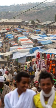 piyasada celebratio insanlarla dolu Lalibela Etiyopya'da