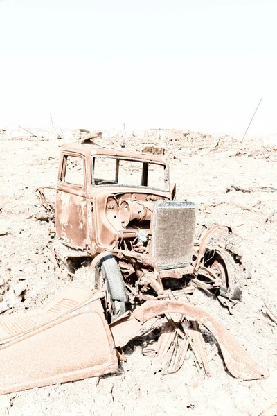 Ve staré vesnici rezavé antique auto a za tepla — Stock fotografie