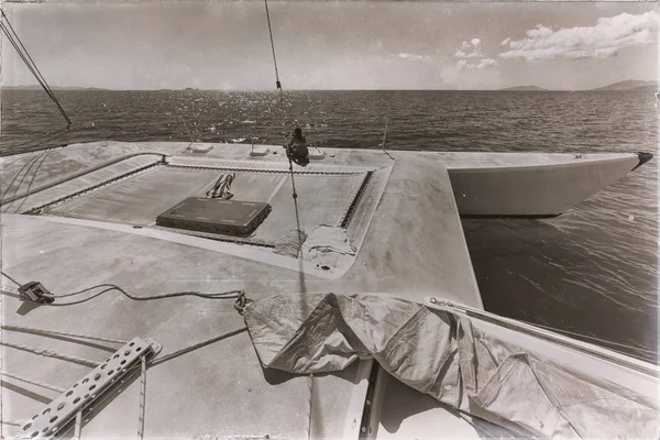 Concepto de deporte y relajarse en la cubierta del catamarán — Foto de Stock