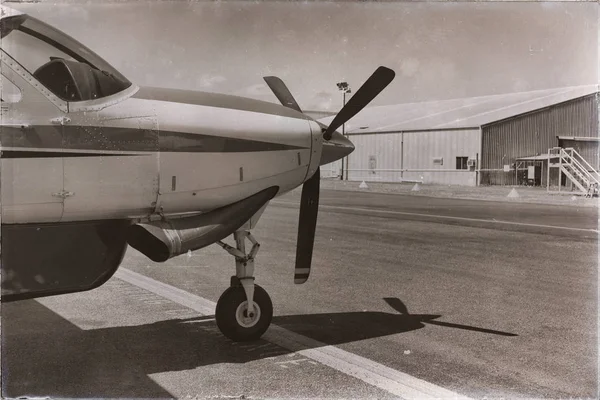 Parkering på flygplatsen lite populära plan — Stockfoto