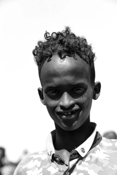 I Etiopien Afrika ung pojke på kameler marknaden — Stockfoto