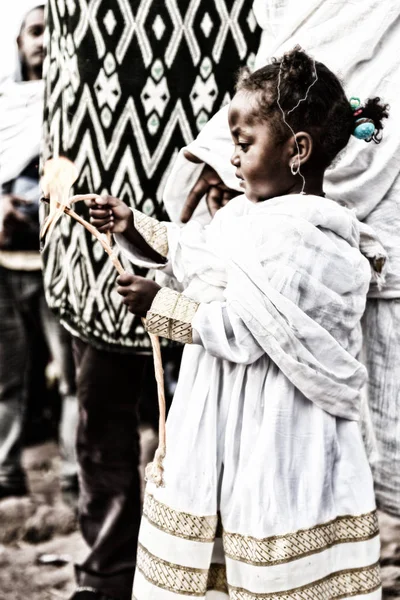 Em lalibela ethiopia uma jovem na celebração — Fotografia de Stock