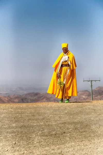 Etiopia w ulicy góry ksiądz spaceru — Zdjęcie stockowe