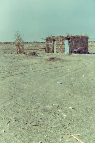 Na pustyni kamień dom biednych ludzi — Zdjęcie stockowe