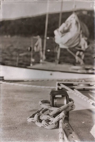 Ένα παλαιό catamaran σχοινί στον ουρανό σαν αφηρημένη έννοια — Φωτογραφία Αρχείου