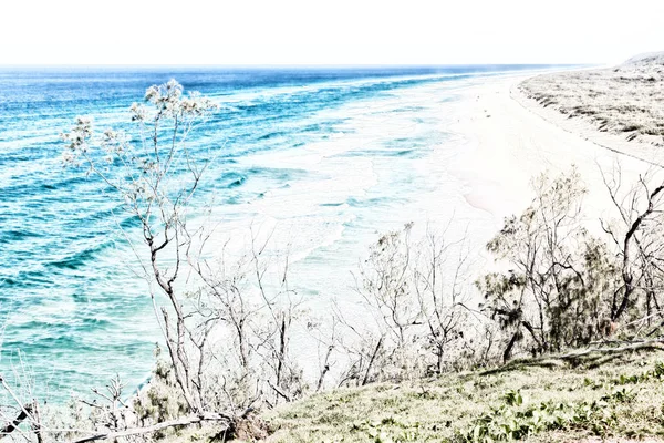 La spiaggia vicino agli scogli nell'onda dell'oceano — Foto Stock
