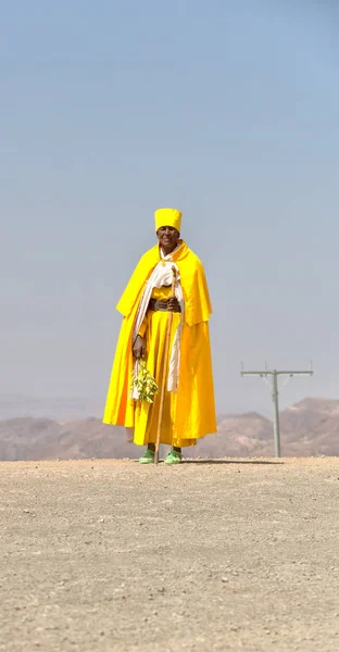 Etiopien i berget gatan en präst promenader — Stockfoto