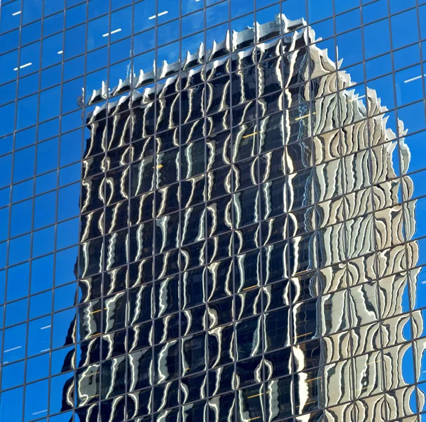 El reflejo del rascacielos en la ventana —  Fotos de Stock