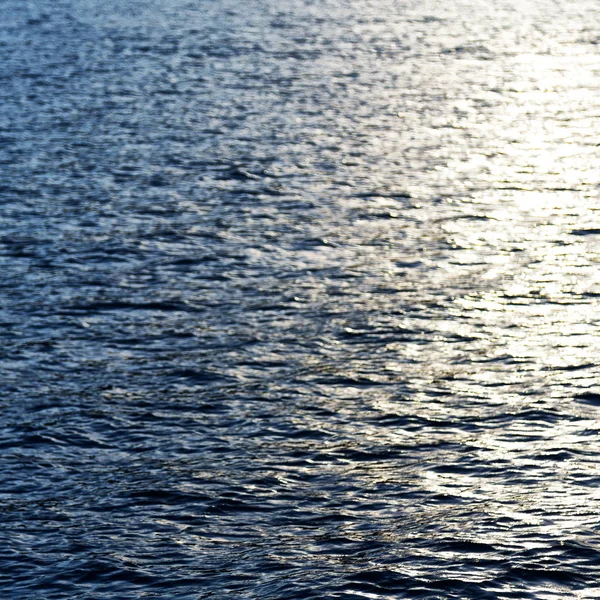 Das Konzept der Entspannung im Meeresreflex der goldenen Sonne — Stockfoto