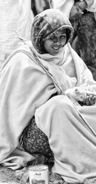 En lalibela ethiopia una mujer en la celebración — Foto de Stock