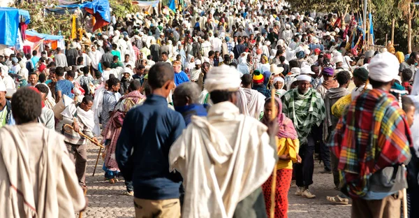 En lalibela ethiopia multitud de personas en la celebración — Foto de Stock