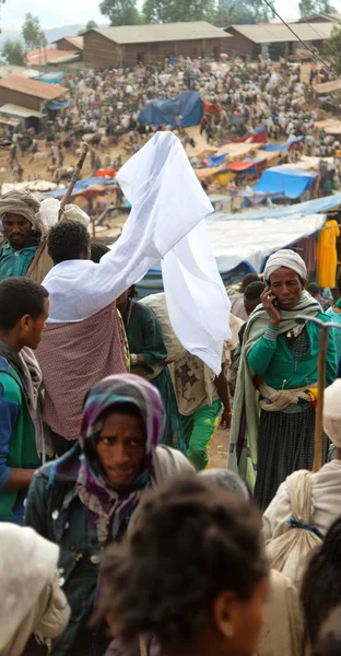 En lalibela ethiopia el mercado lleno de gente en la celebración — Foto de Stock