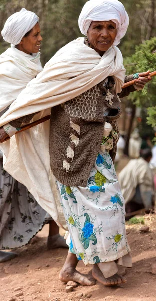 I lalibela Etiopien en kvinna i firandet — Stockfoto