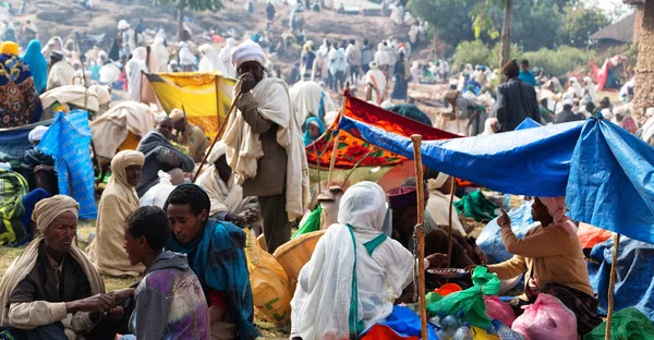 En lalibela ethiopia multitud de personas en la celebración — Foto de Stock