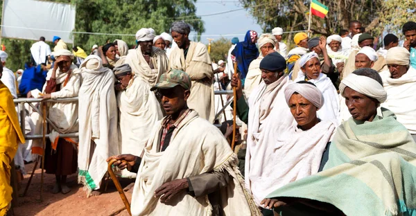 En lalibela ethiopia multitud de personas en la celebración — Foto de Stock
