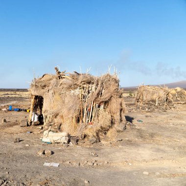  taş insan zavallı bir eve çölde 