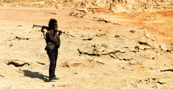Czarny żołnierz i jego broń, patrząc na granicy — Zdjęcie stockowe