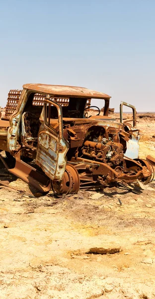 In het oude dorp roestig antieke auto en warm — Stockfoto