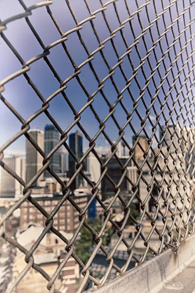 De la reja del puente la oficina y el skyline — Foto de Stock