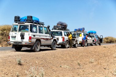 kimliği belirsiz kişi ve araba arazi 