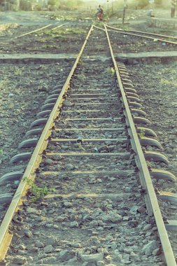  gündoğumu ışığında tren yolu