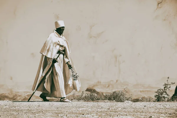 ETHIOPIA, LALIBELA-CIRCA DECEMBER 2017- неопознанный священник ходит — стоковое фото