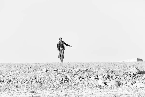 Himlen i danakil Etiopien Afrika en man gå — Stockfoto