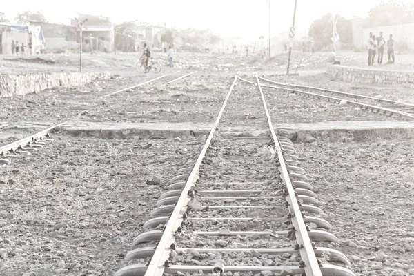 Im Licht des Sonnenaufgangs die Eisenbahnstraße — Stockfoto