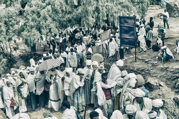 W lalibela Etiopii tłum ludzi w celebracji — Zdjęcie stockowe