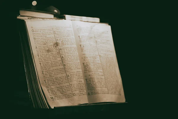 Em cyprus a velha bíblia grega no escuro — Fotografia de Stock