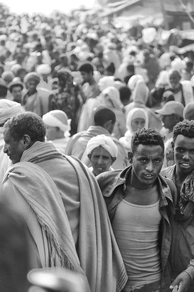 Lalibela 에티오피아 군중 축 하에 있는 사람들의 — 스톡 사진