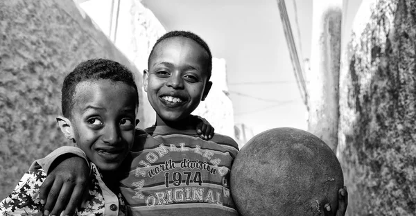 ETIÓPIA, LALIBELA-CIRCA JANEIRO DE 2018- crianças não identificadas e — Fotografia de Stock
