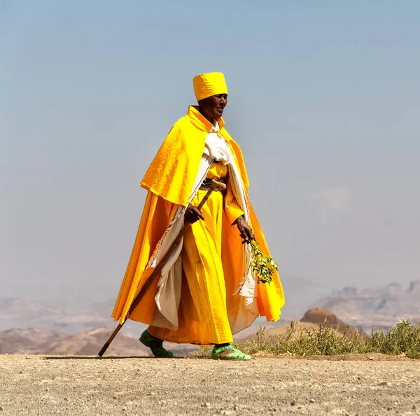 ETHIOPIE, LALIBELA-CIRCA DÉCEMBRE 2017- marche des prêtres non identifiés — Photo